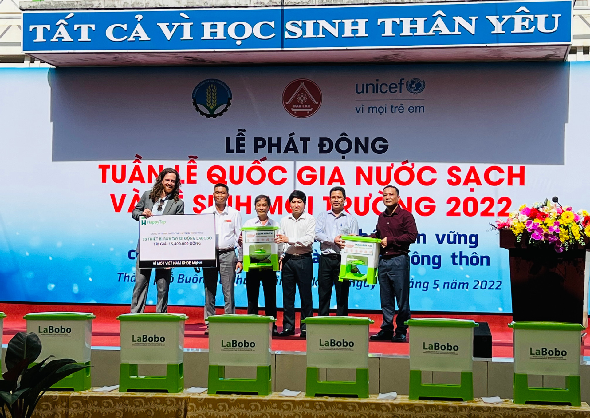 Đại diện Công ty HappyTap Việt Nam đã trao tặng 20 thiết bị rửa tay di động LaBobo trị giá 15 triệu đồng cho Trường tiểu học và THCS xã Ea Tu, TP. Buôn Ma Thuột.