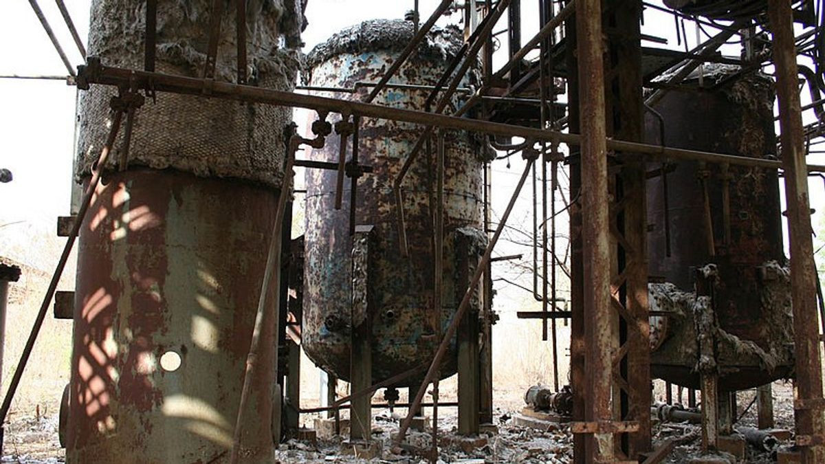 Tàn dư từ thảm họa rò rỉ tại nhà máy Bhopal. Ảnh: Earthrights.