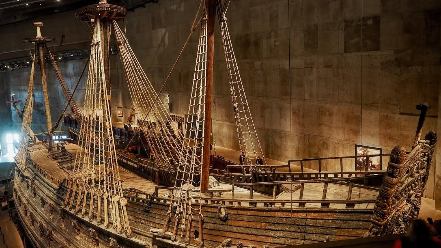 Xác con tàu Vasa được kéo lên từ đáy biển Baltic. Ảnh: Pinterest.