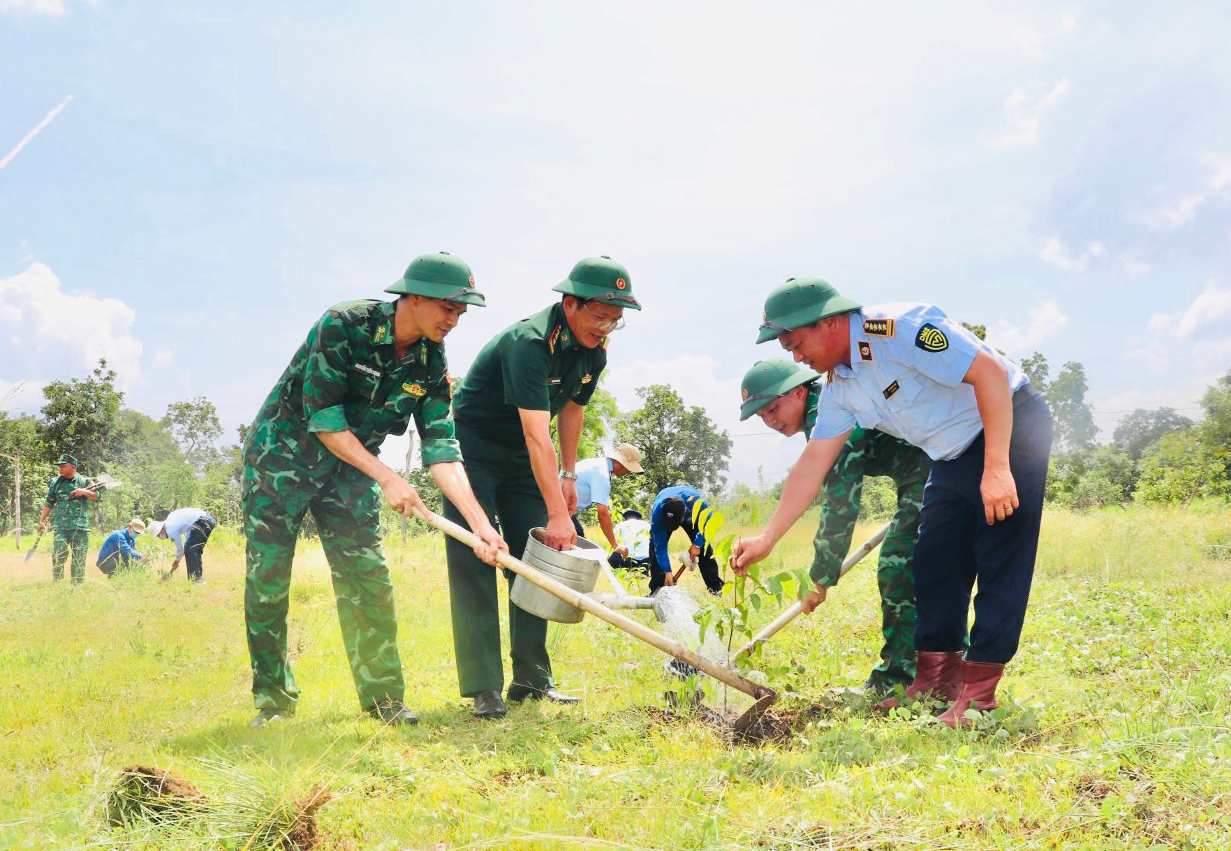 Hai đơn vị trồng cây tại khu vực trường bắn thuộc Đồn biên phòng 741 (xã Ea Bung, huyện Ea Súp).