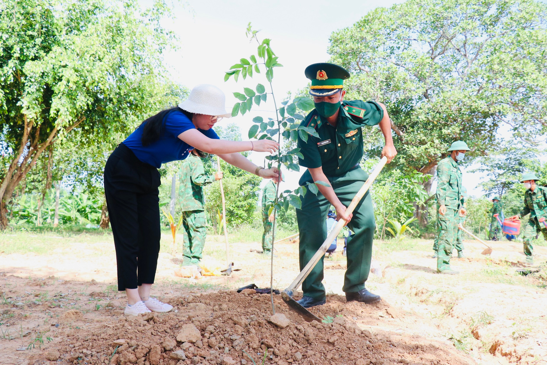 Đoàn Thanh niên trong lực lượng tham gia trồng cây.