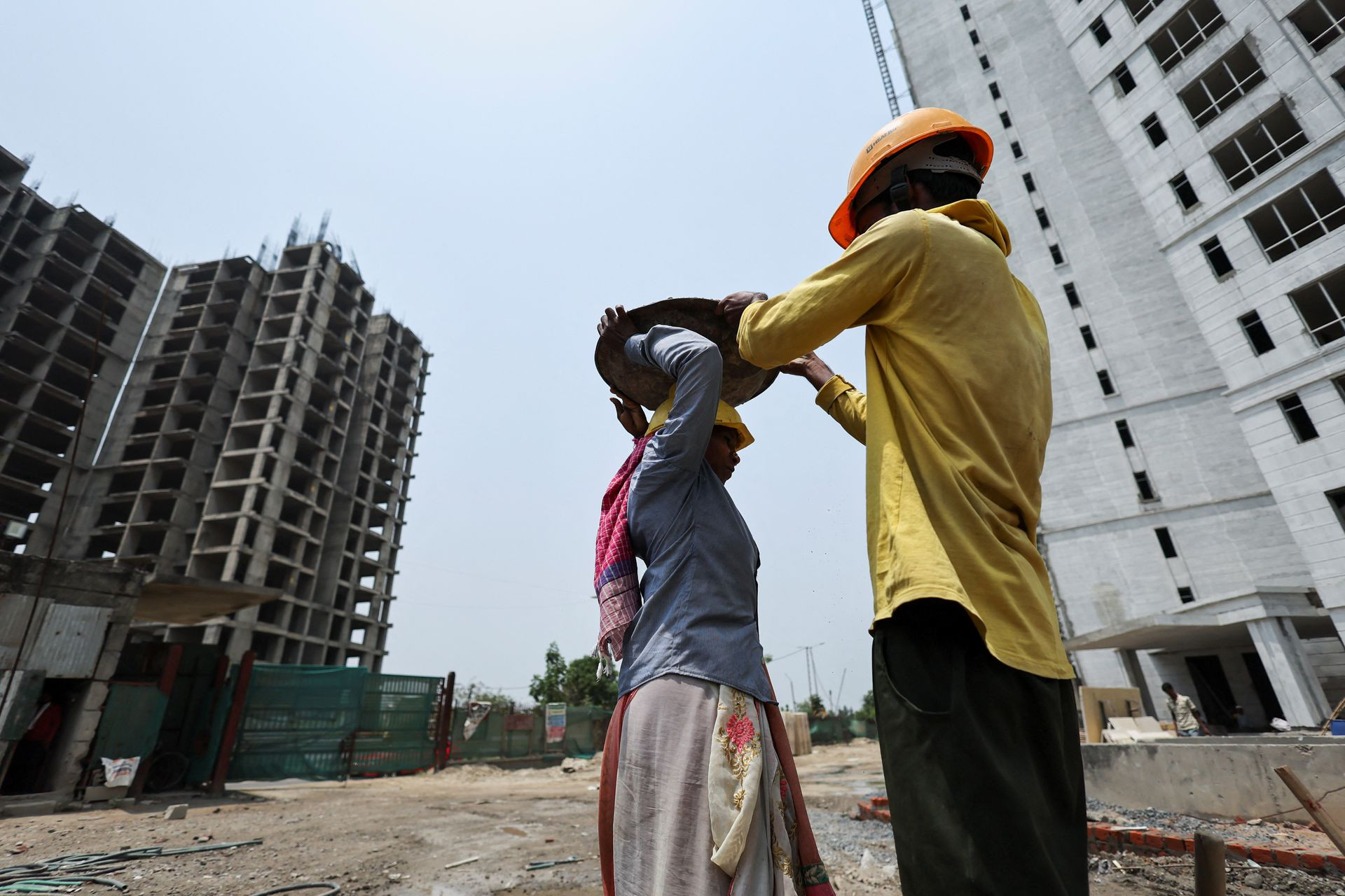 Những người lao động làm việc tại một công trường xây dựng trong một ngày hè nóng nực ở Noida, Ấn Độ. Ảnh: Reuters.