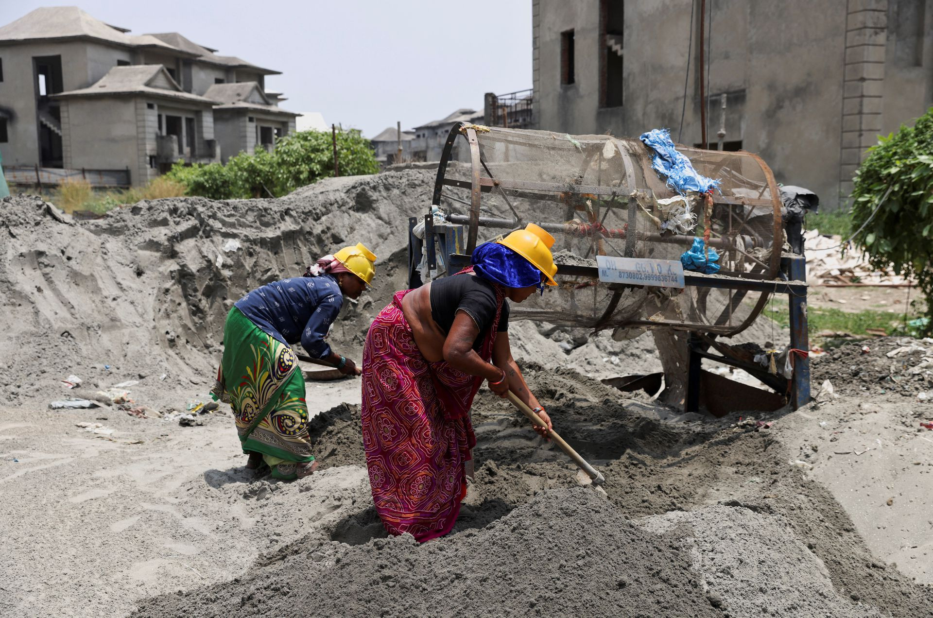 Những người lao động làm việc tại một công trường xây dựng trong một ngày hè nóng nực ở Noida, Ấn Độ. Ảnh: Reuters.