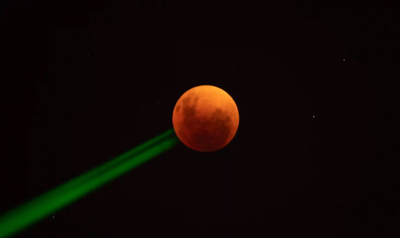 Mặt trăng máu được nhìn thấy trong nguyệt thực một phần ở Santiago, Chile. Ảnh: The Guardian.