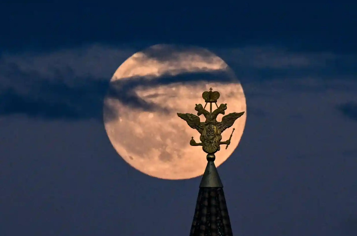 Mặt trăng tròn phía sau đại bàng hai đầu, biểu tượng quốc gia của Nga, trên đỉnh một tòa nhà trên Quảng trường Đỏ, Moscow. Ảnh: The Guardian.