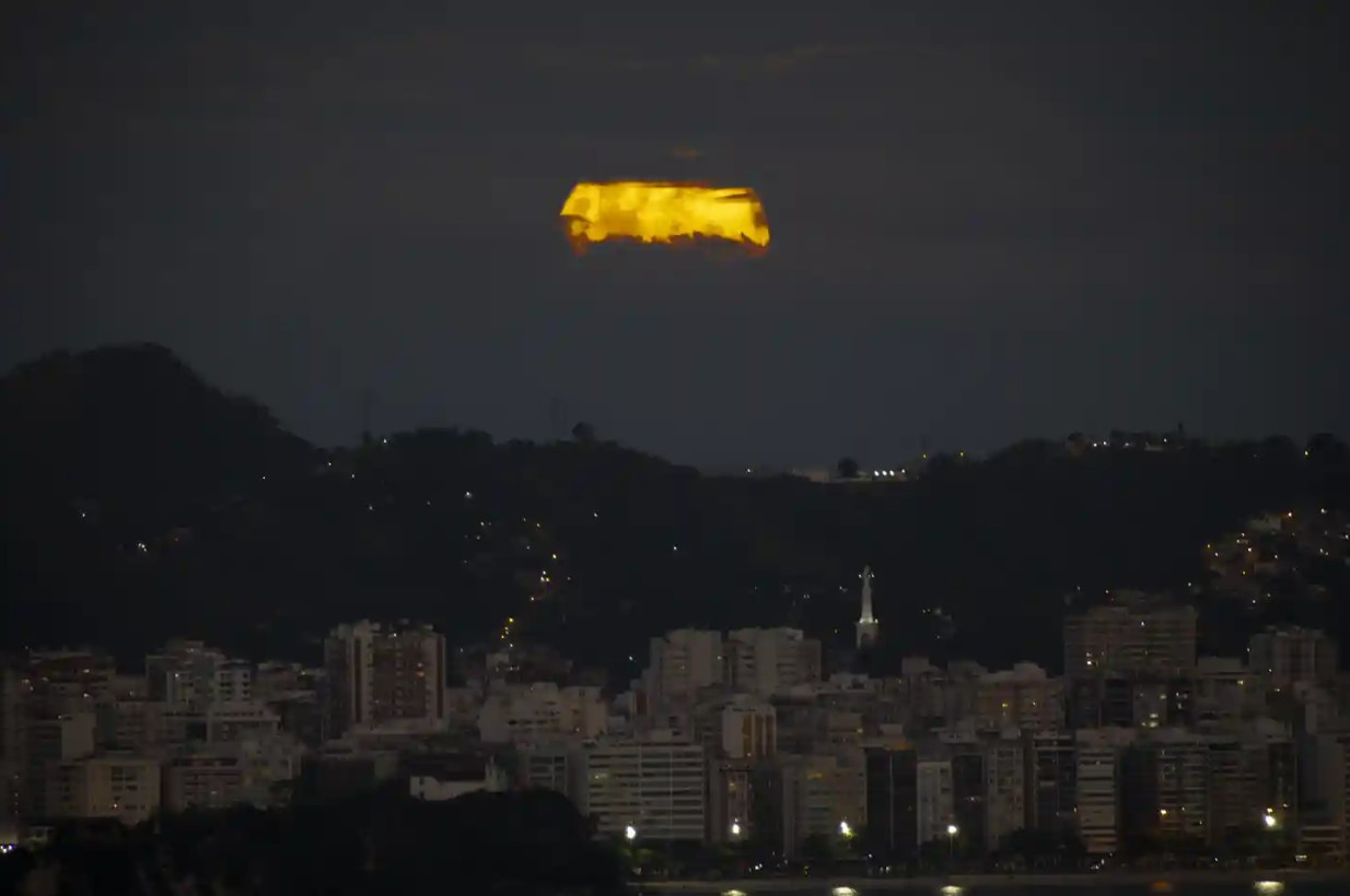 Mặt trăng mọc phía trên thành phố Rio de Janeiro, Brazil. Ảnh: The Guardian.