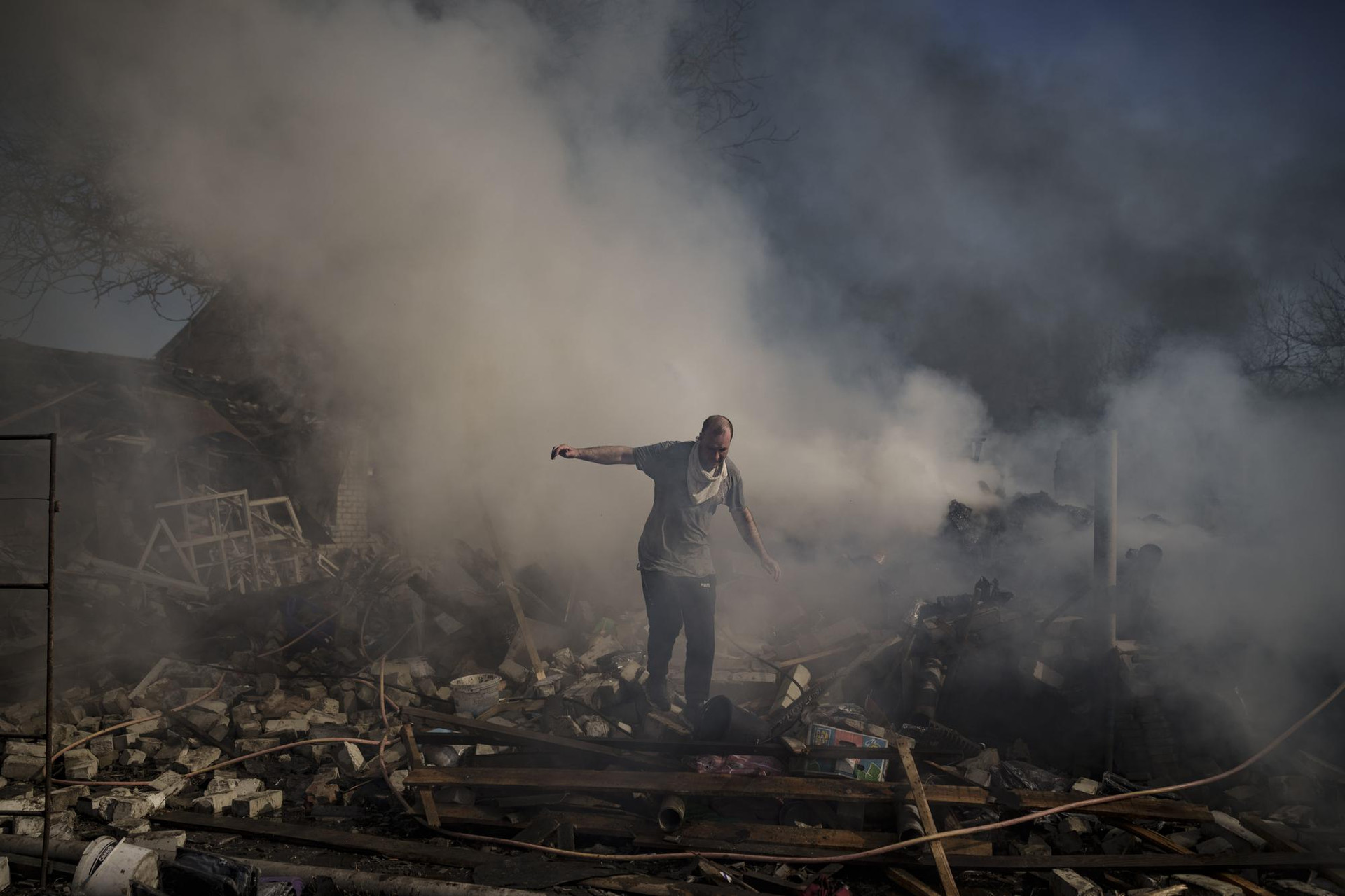 Đống đổ nát của một ngôi nhà bị phá hủy ở Kharkiv, Ukraine. Ảnh: AP.