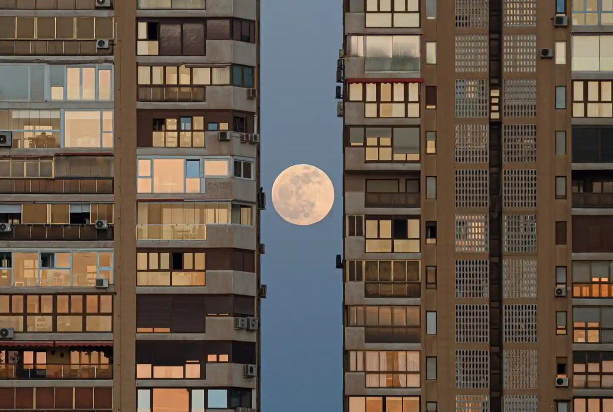 Mặt trăng máu ở giữa hai khu chung cư tại Malaga, Tây Ban Nha. Ảnh: The Guardian.