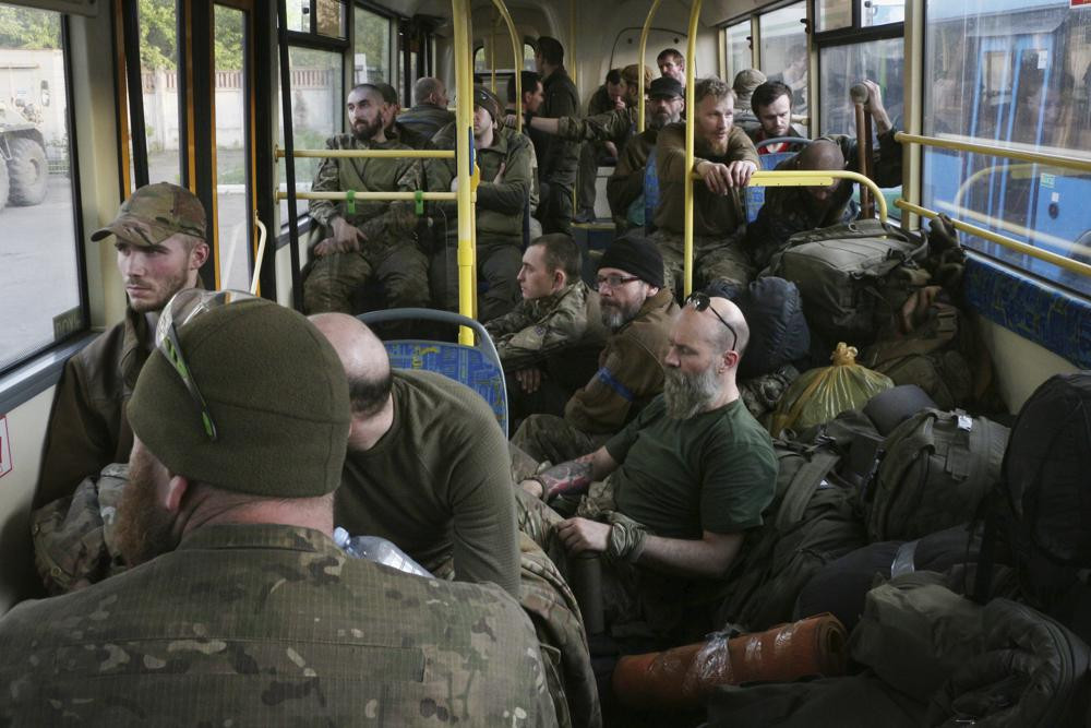 Quân nhân Ukraine được sơ tán khỏi nhà máy thép Azovstal của Mariupol, miền đông Ukraine. Ảnh: AP.