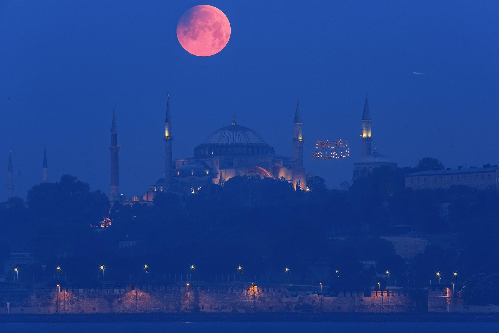 Mặt trăng phía trên tòa nhà Haghia Sophia mang tính biểu tượng ở Istanbul, Thổ Nhĩ Kỳ. Ảnh: AP.
