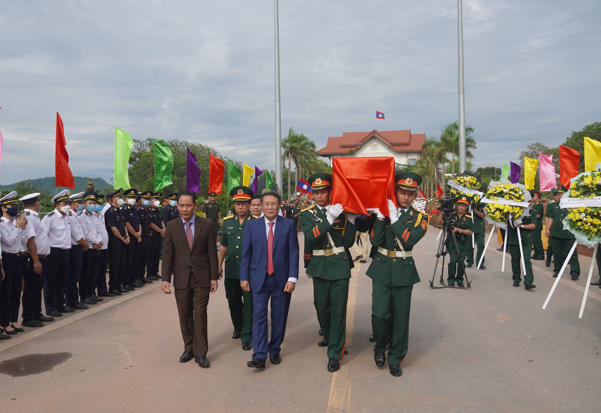 Buổi lễ được tổ chức tại Cửa khẩu Quốc tế Lao Bảo – Đen sa vẳn.
