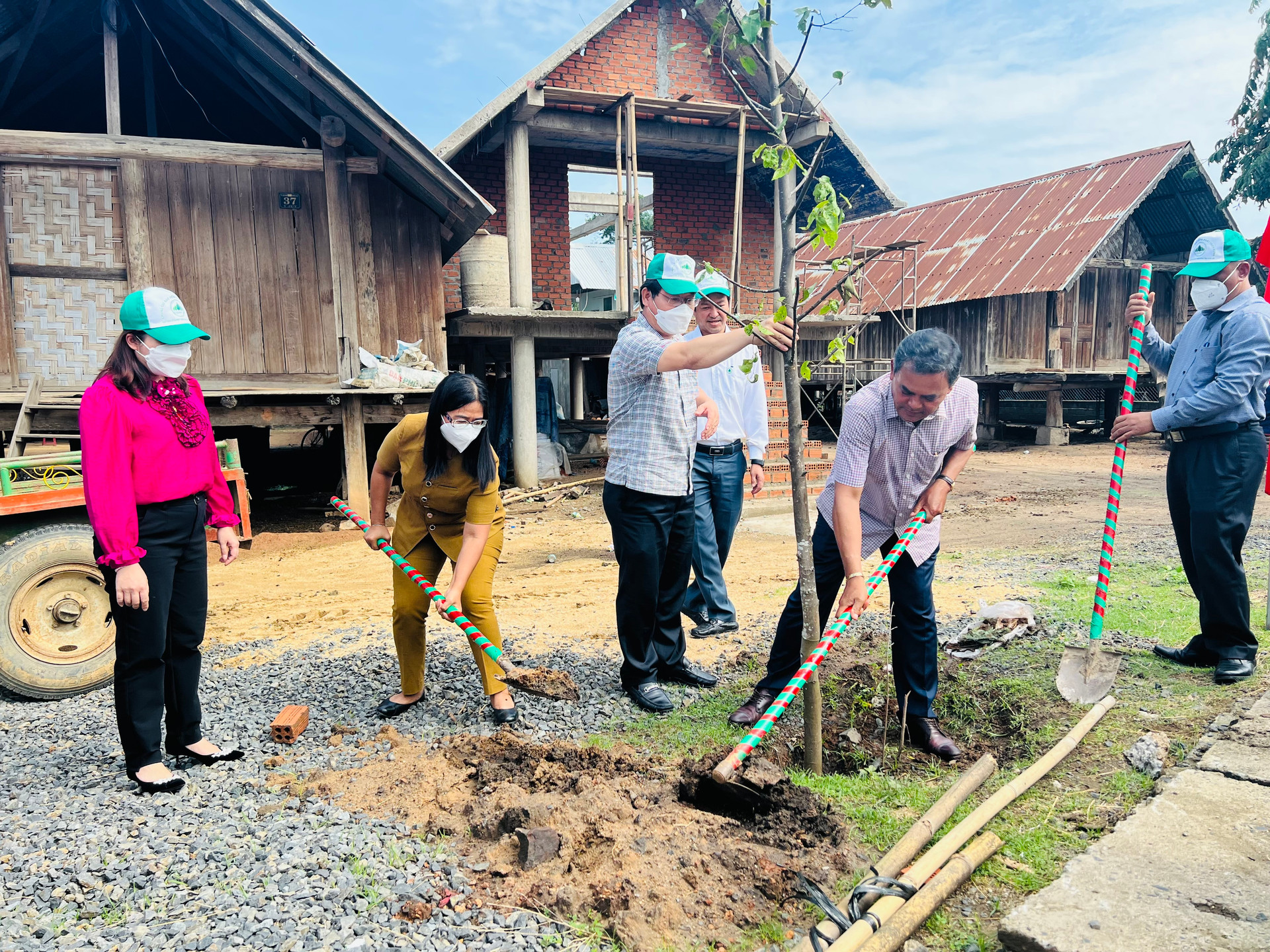 lãnh đạo tỉnh tham gia trồng cây tại trên tuyến đường Y Jút, thị trấn Liên Sơn, huyện Lắk.
