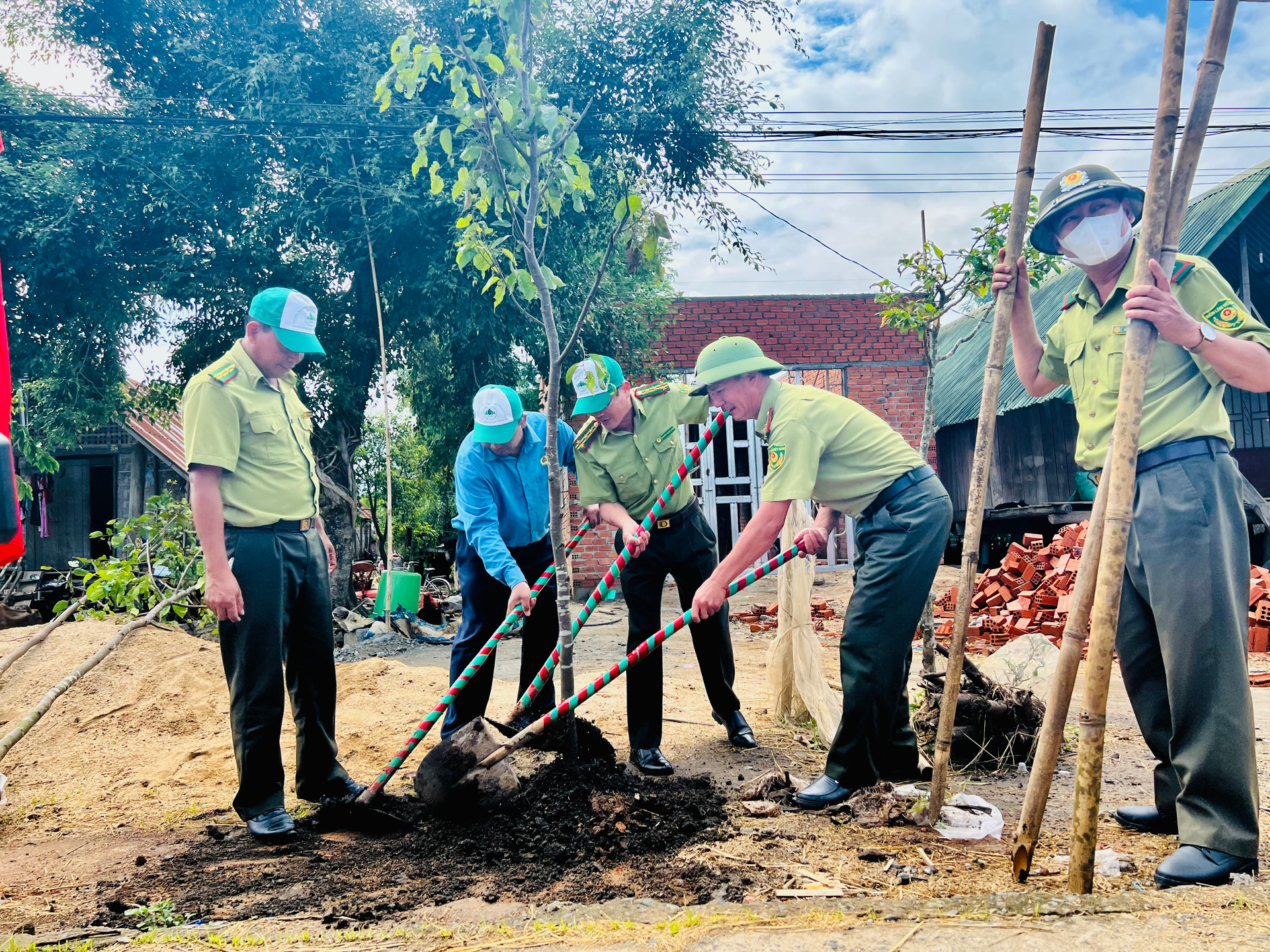 Lực lượng Kiểm lâm huyện Lắk tham gia trồng cây.