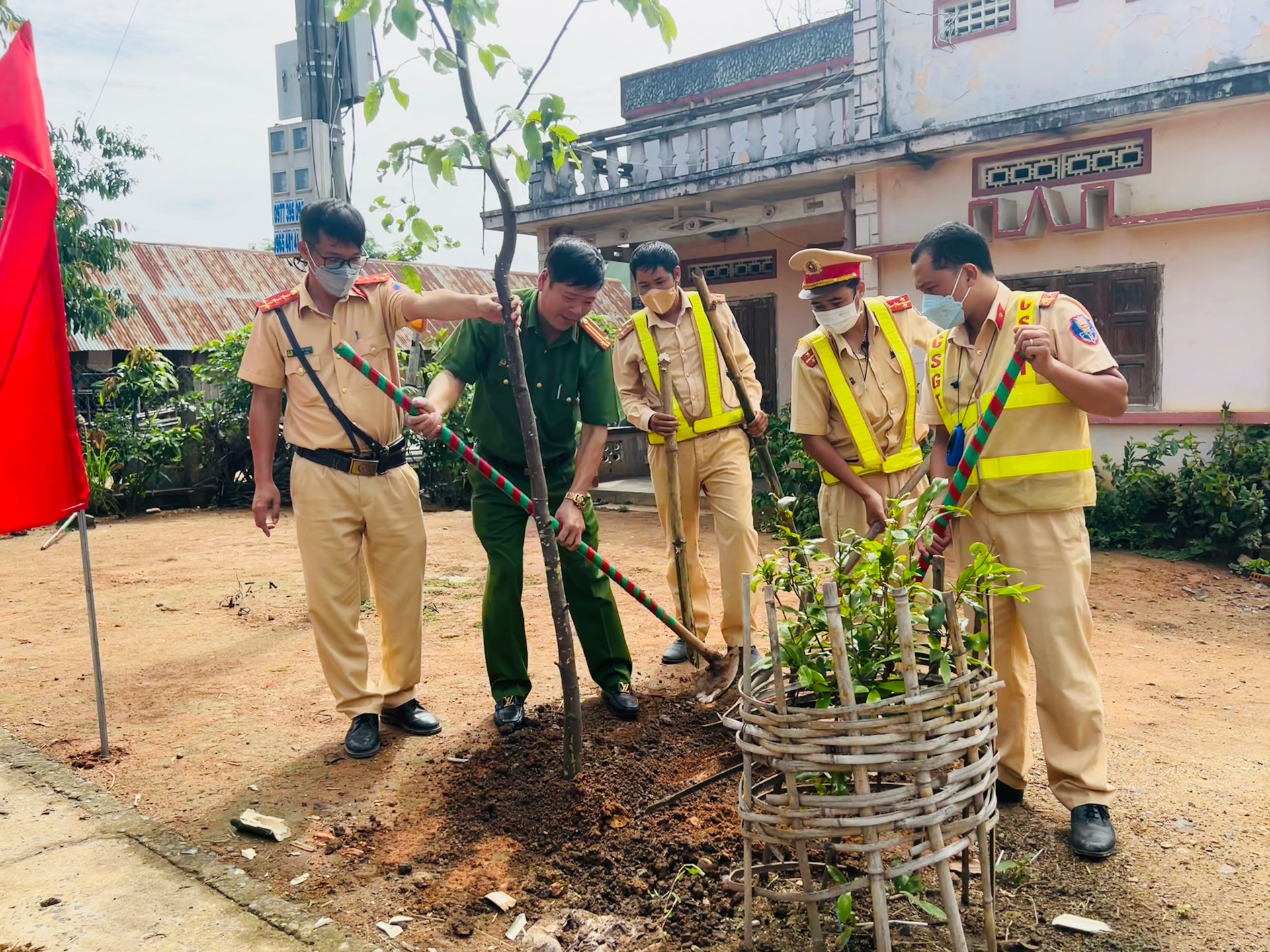 Lực lượng Công an huyện Lắk, tham gia trồng cây.