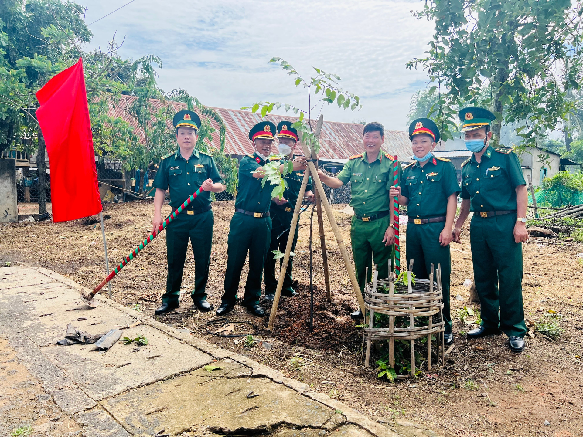 Lực lượng Công an, Bộ đội, BIên phòng Đắk Lắk, hướng ứng tham gia trồng cây.