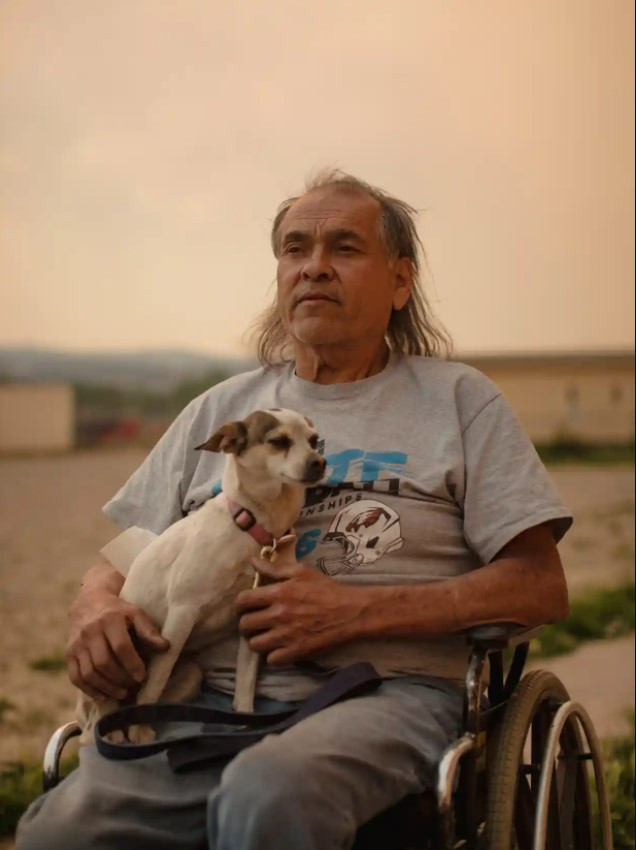 Trujillo, một cựu chiến binh tàn tật, đã mất nhà trong trận hỏa hoạn ở Sapello, New Mexico. Ảnh: The Guardian.