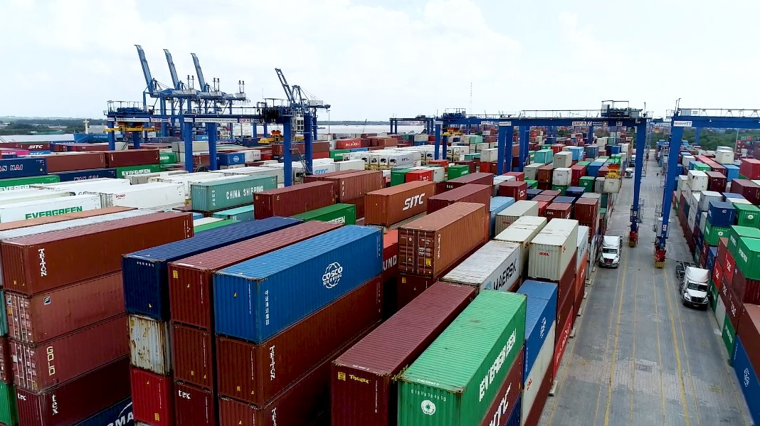 Nhiều container hàng hóa tồn dài ngày tại cảng Cát Lái.