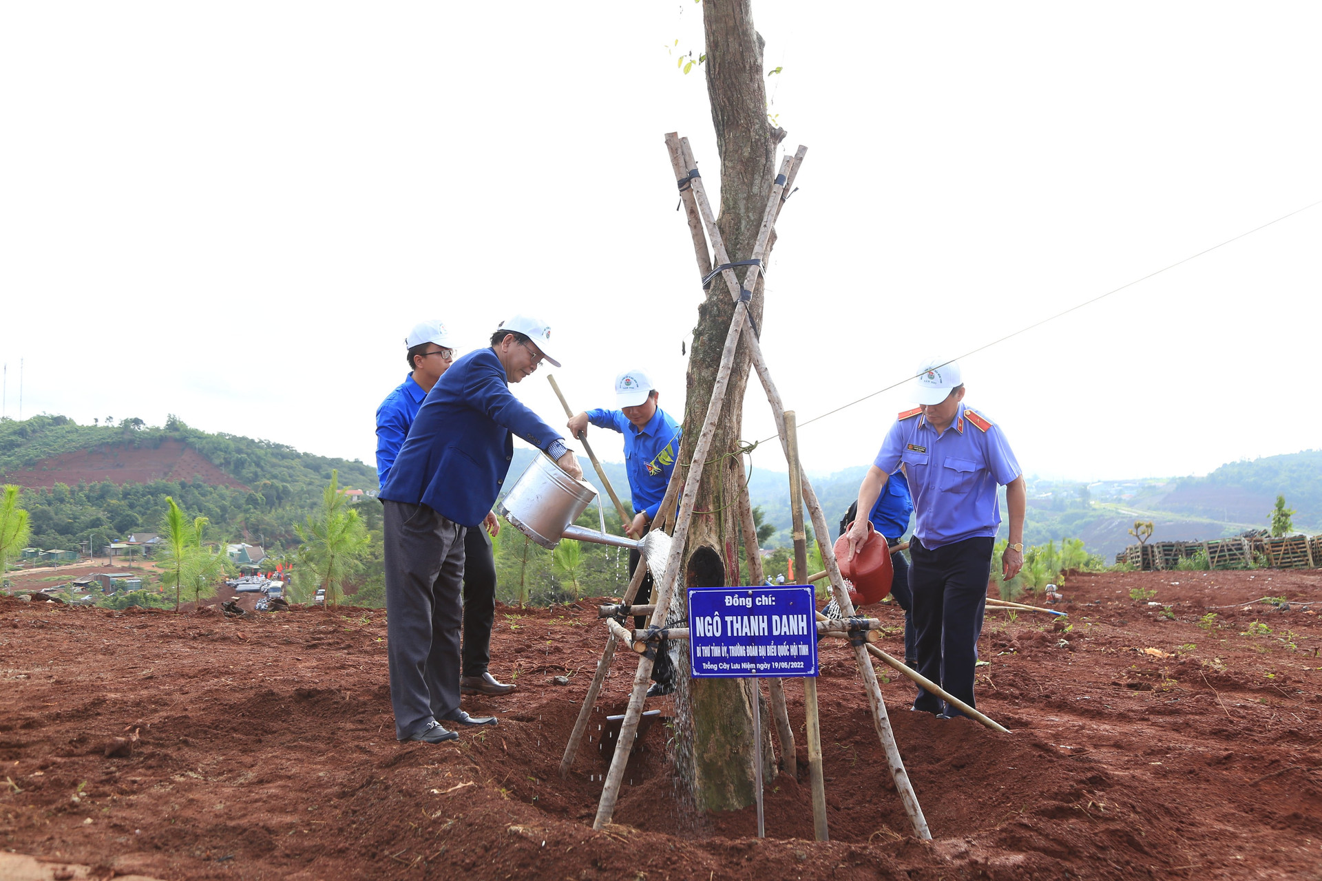 Lãnh đạo tỉnh Đắk nông tham gia trồng cây.