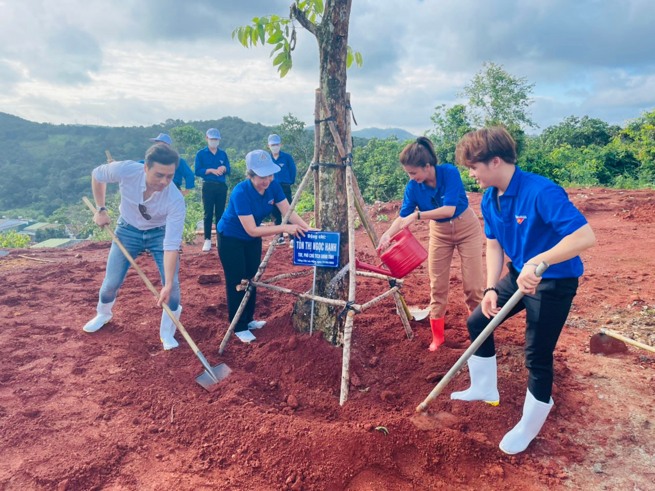 Đoàn viên thanh niên tỉnh Đắk Nông hưởng ứng tham gia trồng cây.