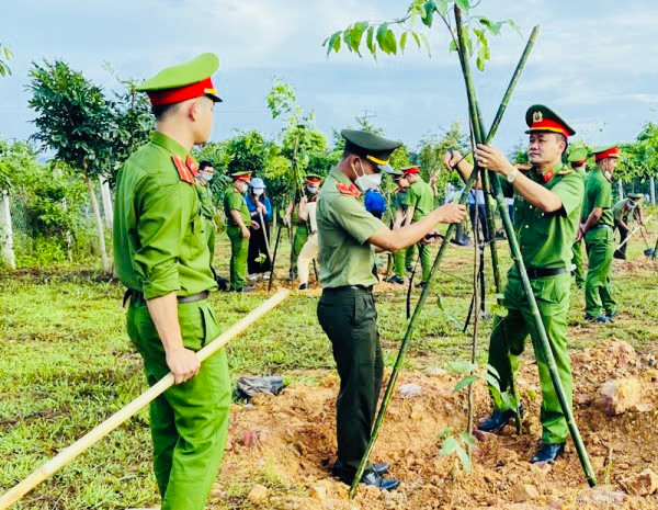 Lực lượng Công an tỉnh Đắk Nông tham gia trồng cây.