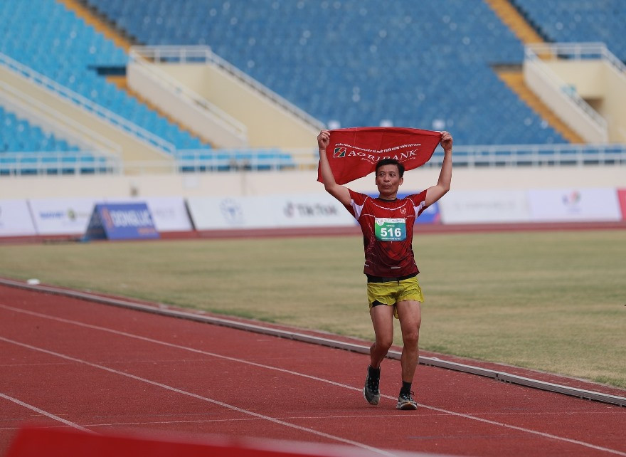Runner U50 đầy nhiệt huyết và quyết tâm của Agribank Sóc Sơn - Nguyễn Mạnh Huyền đã thành công về dích với thành tích FM 3:43.