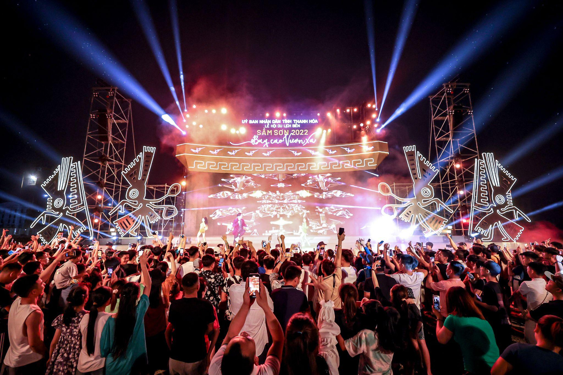 Sân khấu ngoài trời tại Quảng trường biển Sầm Sơn xóa bỏ khoảng cách giữa nghệ sỹ và khán giả.