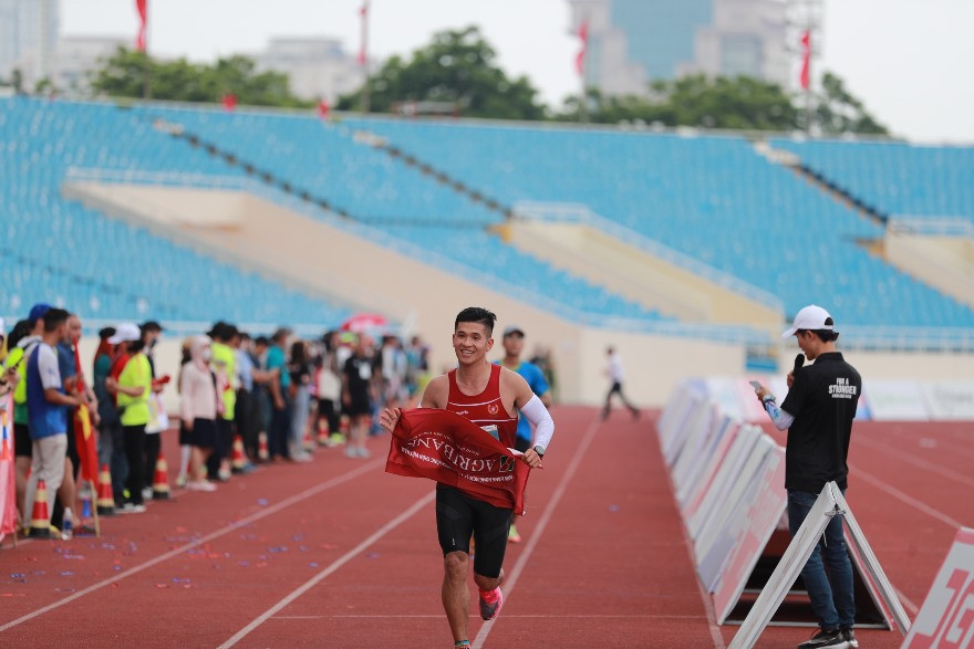 Chàng trai Agribank runner trẻ tuổi của Agribank chi nhánh Bắc Thái Bình - Nguyễn Văn Hiếu đã xuất sắc cán đích với thành tích FM 3:27.
