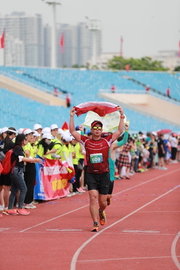Agribank runner Nguyễn Thanh Phúc (Agribank chi nhánh Bình Thuận) bền bỉ cán đích với thành tích FM 3:50.