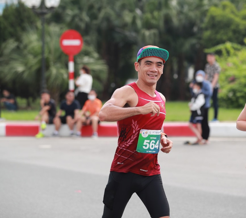 Agribank runner Lê Bảo Long (Agribank chi nhánh Hùng Vương) tự hào và hãnh diện khi đóng góp một phần công sức rất nhỏ vào việc lan tỏa tinh thần thể thao trong cộng đồng (Thành tích FM 3:59).