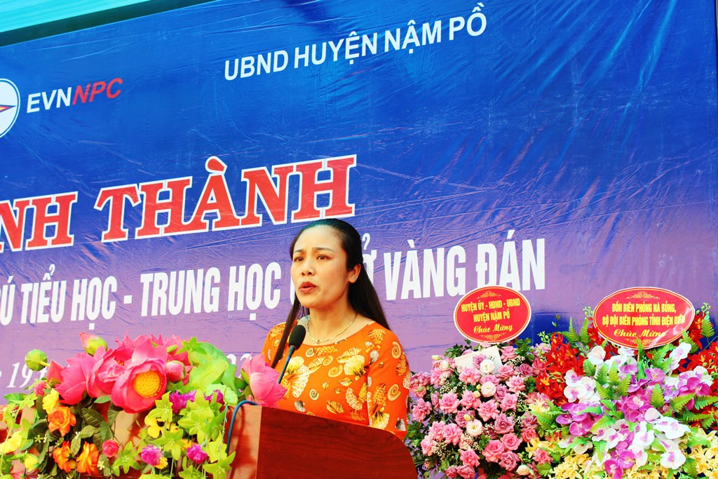 Cô giáo Trịnh Thị Thơm - Phó Hiệu trưởng Nhà trường phát biểu tại buổi Lễ.