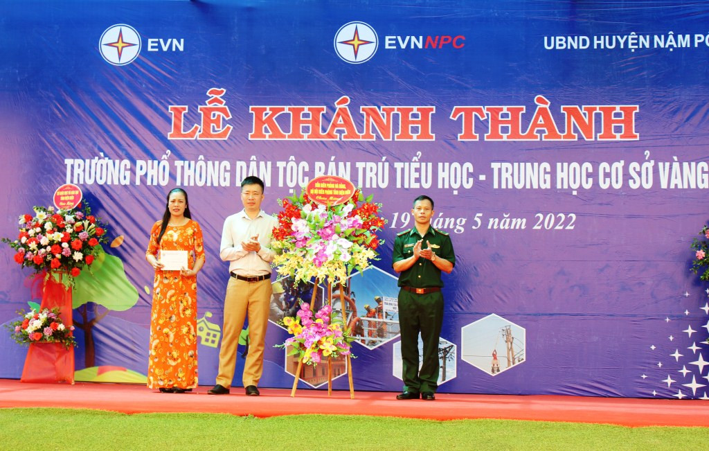 Đại diện Lãnh đạo huyện Nậm Pồ và Chỉ huy Đồn biên phòng Nà Bủng tặng hoa cho Ban Giám hiệu Nhà trường.