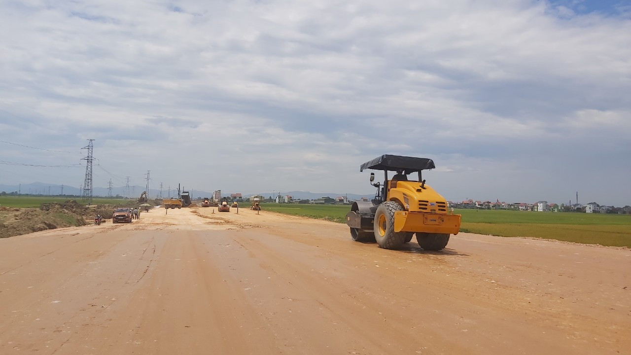 Hàng chục máy móc thiết bị kỹ thuật thi công nền đường tại gói thầu XL04 Nghi Sơn – Diễn Châu.