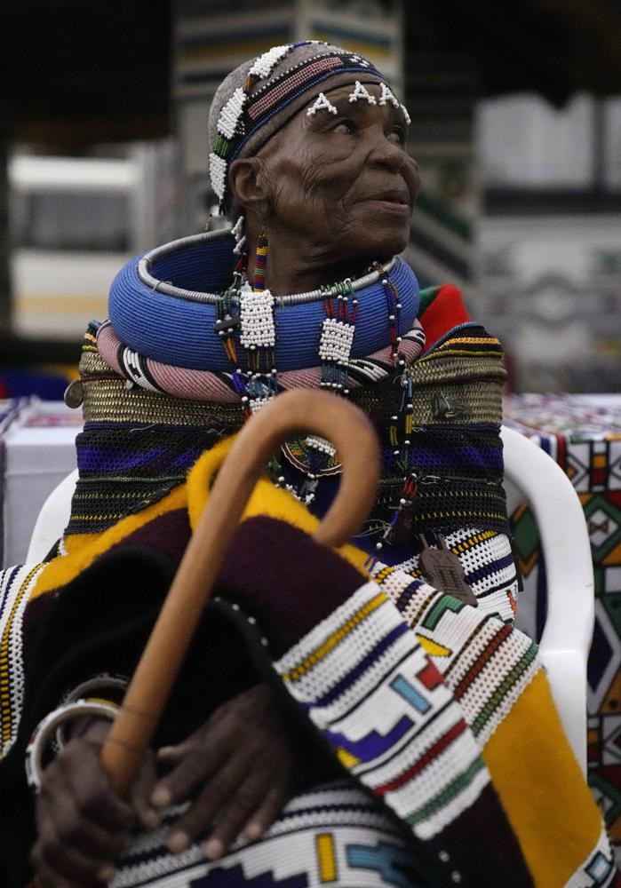 Nghệ sĩ Nam Phi Esther Mahlangu trong bộ trang phục đặc trưng tại Siyabuswa, Nam Phi. Ảnh: AP.