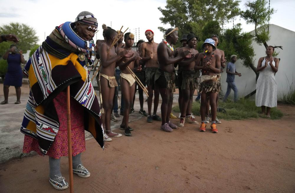 Bà Mahlangu cùng những thanh niên trẻ Ndebele nhảy múa. Ảnh: AP.
