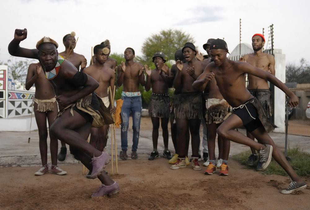Bà Mahlangu cùng những thanh niên trẻ Ndebele nhảy múa. Ảnh: AP.
