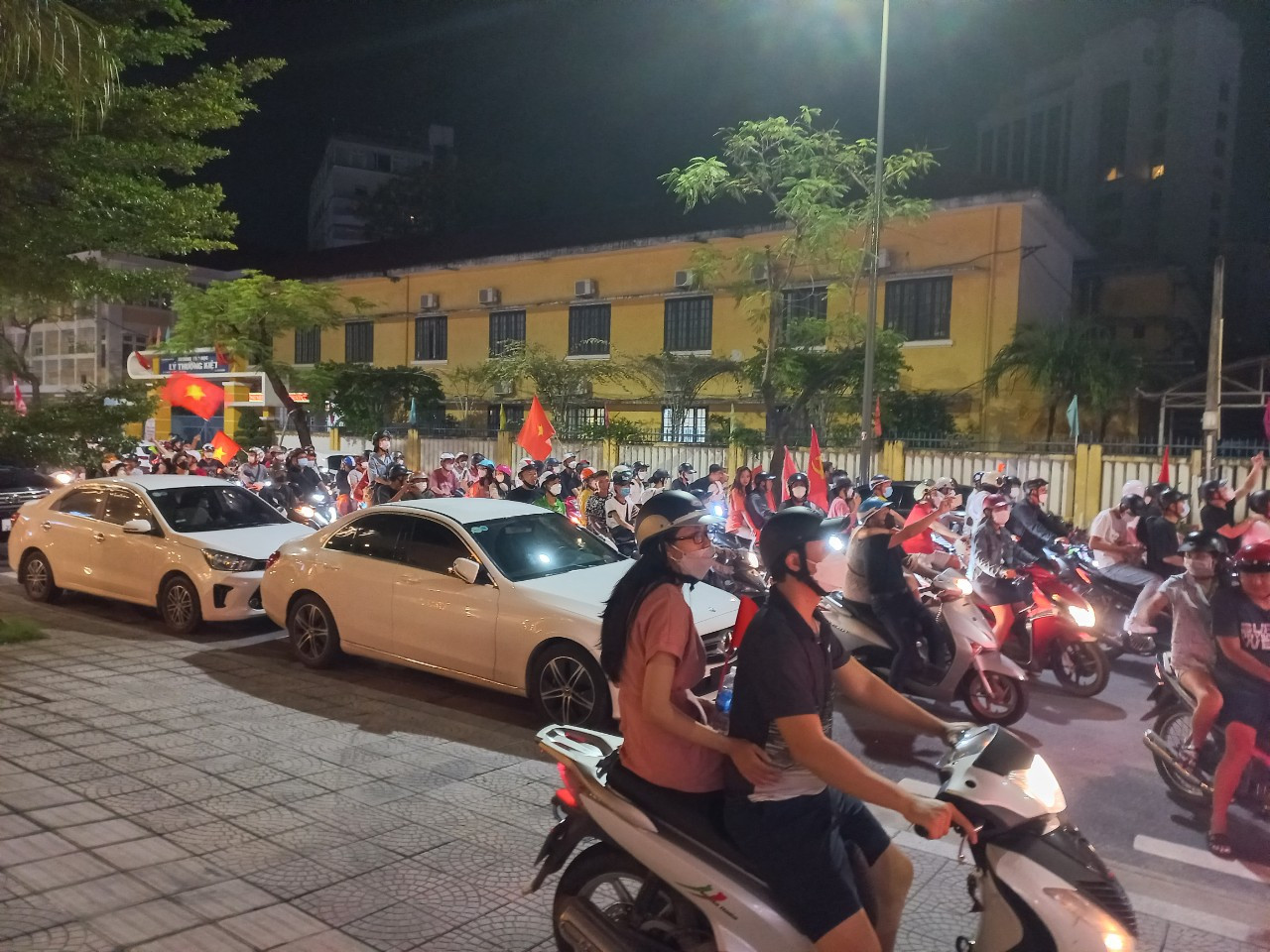 Sau khi kết thúc trận chung kết giữa U23 Việt Nam và U23 Thái Lan, hàng nghìn người dân tại đã tập trung về các tuyến đường trung tâm TP. Huế để đi “bão” ăn mừng chiến thắng của thầy trò HLV Park hang-seo.