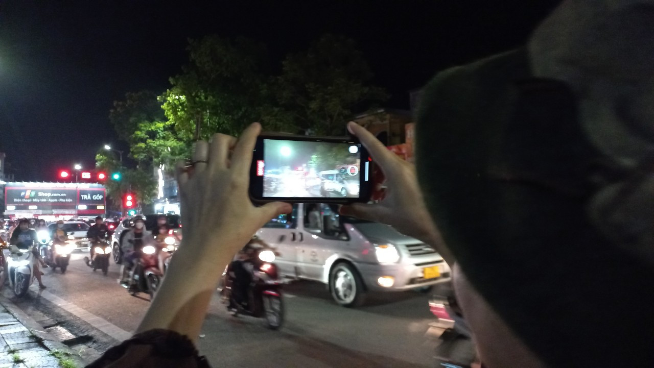 Nhiều người đã dùng điện thoại để ghi lại quang cảnh đi “bão” ăn mừng chiến thắng của U23 Việt Nam