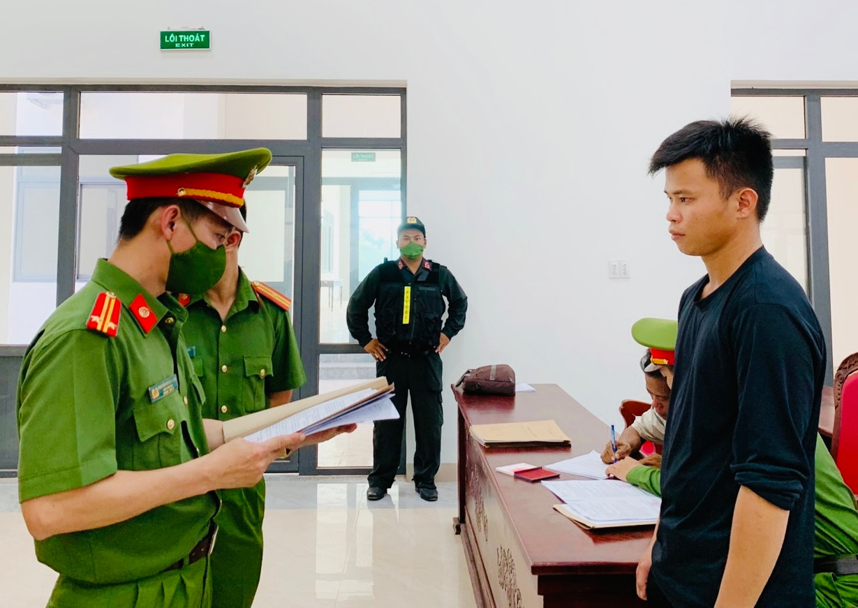 Công an tỉnh Đắk Lắk, thi hành Lệnh bắt tạm giam 28 đối tượng phá rừng.