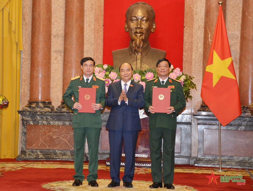  Chủ tịch nước Nguyễn Xuân Phúc trao quyết định thăng quân hàm từ Trung tướng lên Thượng tướng đối với ông Ngô Minh Tiến và ông Lương Đình Hồng.