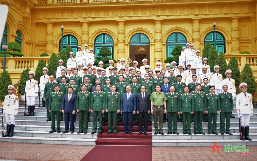  Chủ tịch nước Nguyễn Xuân Phúc chụp ảnh lưu niệm với các đại biểu tại cửa Phủ Chủ tịch.