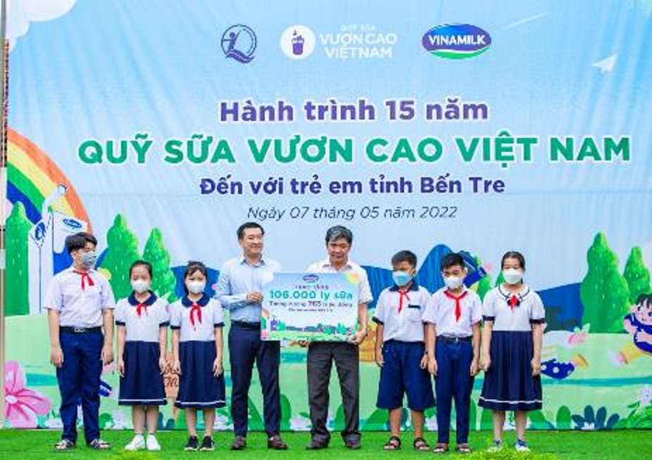 Đại diện Vinamilk và Quỹ sữa trao tặng 106.000 ly sữa cho các em nhỏ có hoàn cảnh khó khăn tại tỉnh Bến Tre.