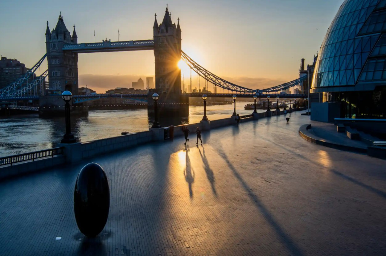 Bình minh tại Cầu Tháp phía trên dòng sông Thames, thủ đô London. Ảnh: The Guardian.