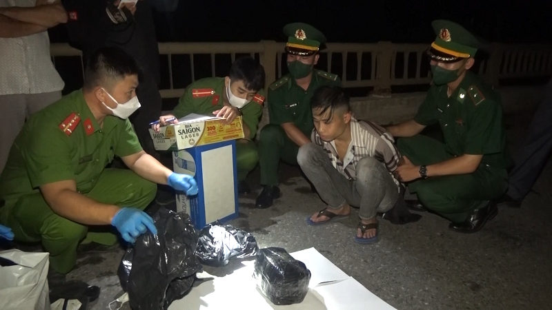 Lực lượng chức năng bắt quả tang Trần Hoàng Minh Nhật vận chuyển 19.000 viên ma túy.