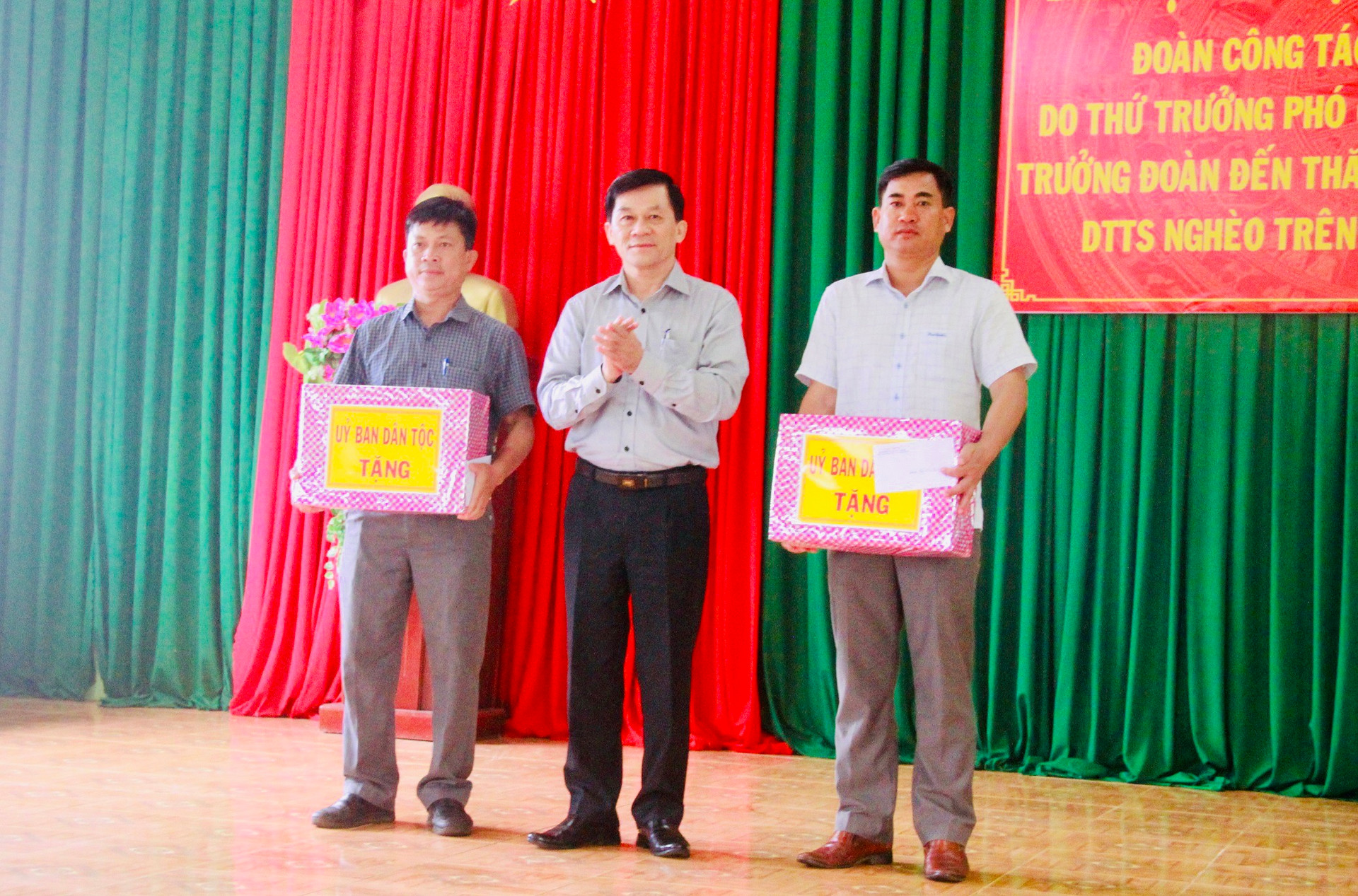 Thứ trưởng, Phó chủ nhiệm UBDT Nông Quốc Tuấn trao quà cho tập thể 2 xã UBND Đắk Búk So và Quảng Tâm.