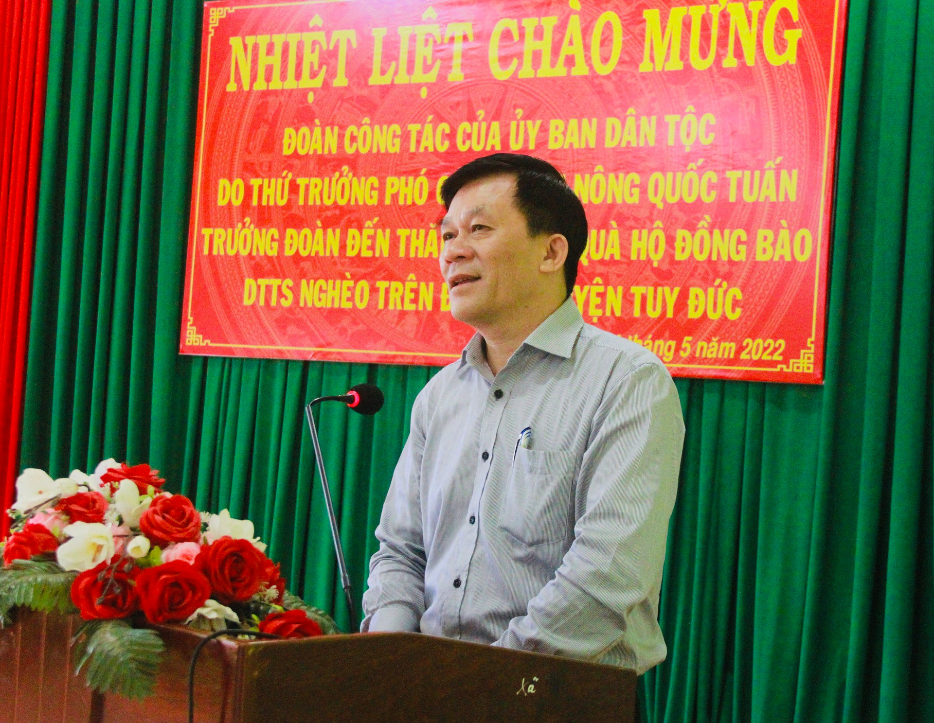 Thứ trưởng, Phó chủ nhiệm UBDT Nông Quốc Tuấn phát biểu tại buổi làm việc ở UBND xã Đắk Búk So.