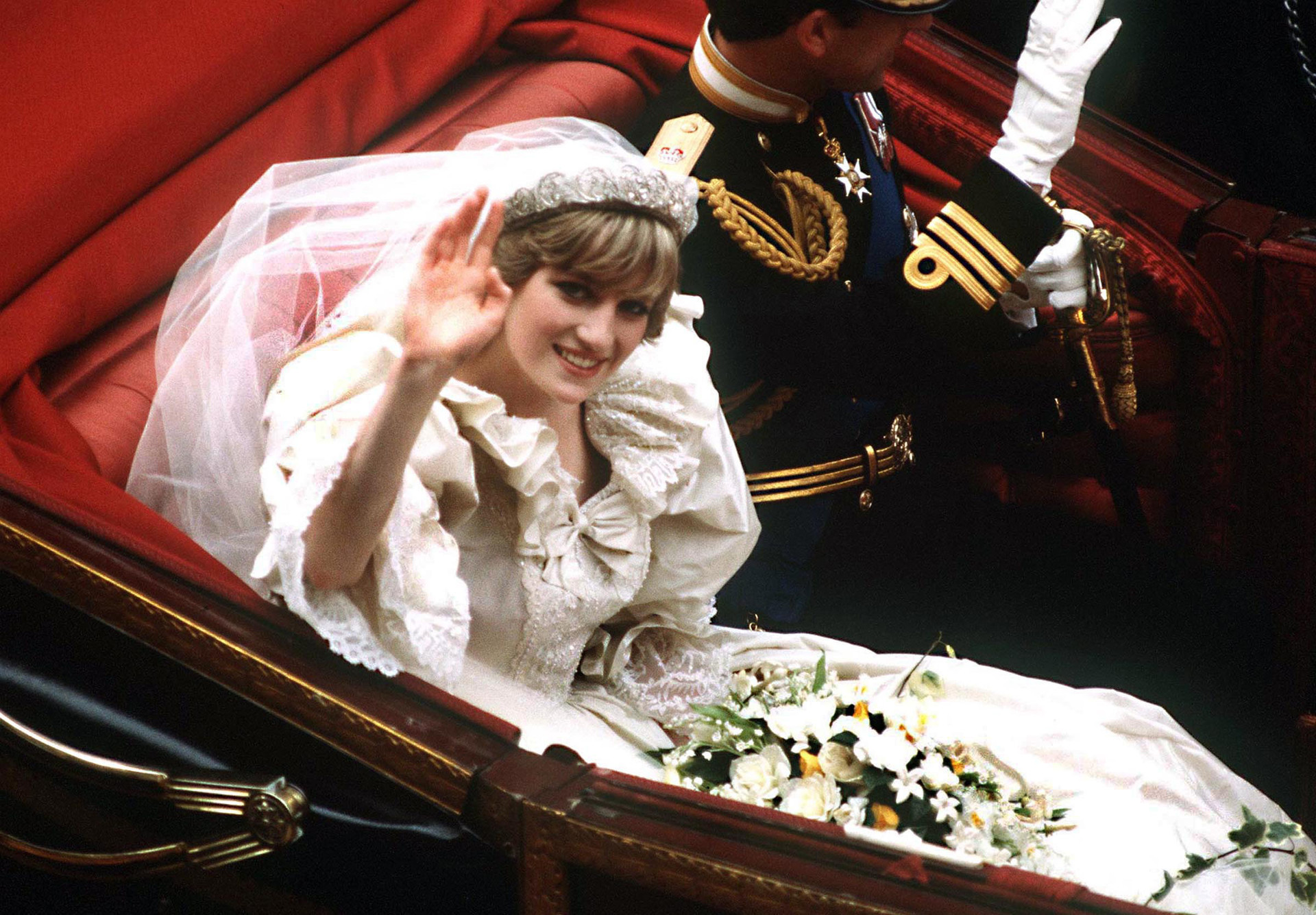 Vương miện ‘The Spencer Tiara’, một vật gia truyền của gia đình Spencer đã trở thành vật hoàng gia sau khi Công nương Diana đeo vào ngày cưới năm 1981. Ảnh: CNN.