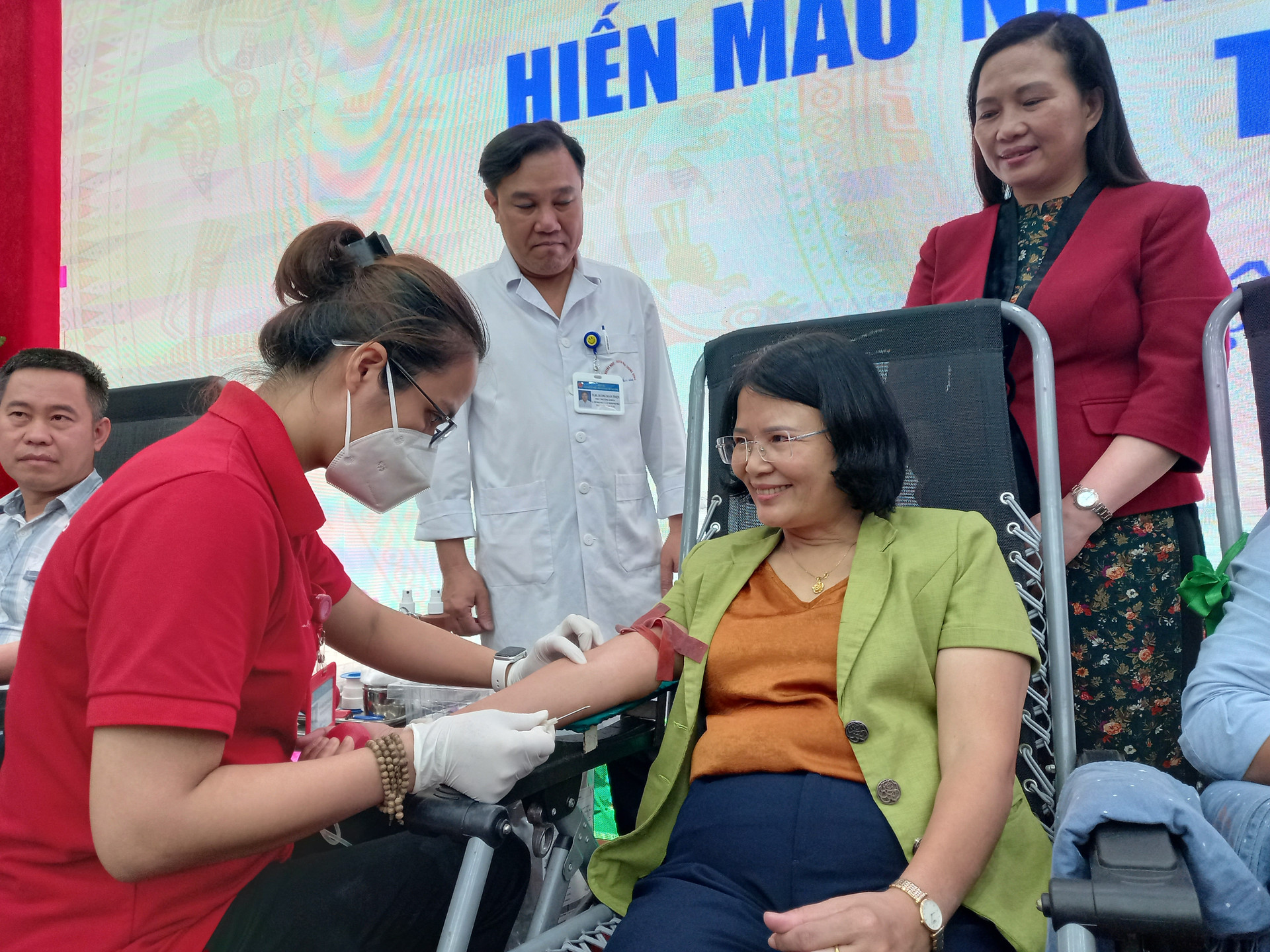 Bà Nguyễn Thị Kim Dung, Phó Chủ tịch Ủy ban MTTQ Việt Nam Thành phố Hà Nội tham gia hiến máu nhân đạo.