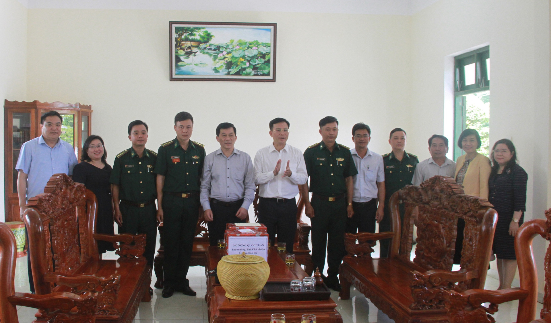 Thứ trưởng Nông Quốc Tuấn và Chủ tịch UBND tỉnh Đắk Nông Hồ Văn Mười trao quà và chụp ảnh lưu niệm tại Đồn Biên phòng cửa khẩu Bu Prăng.