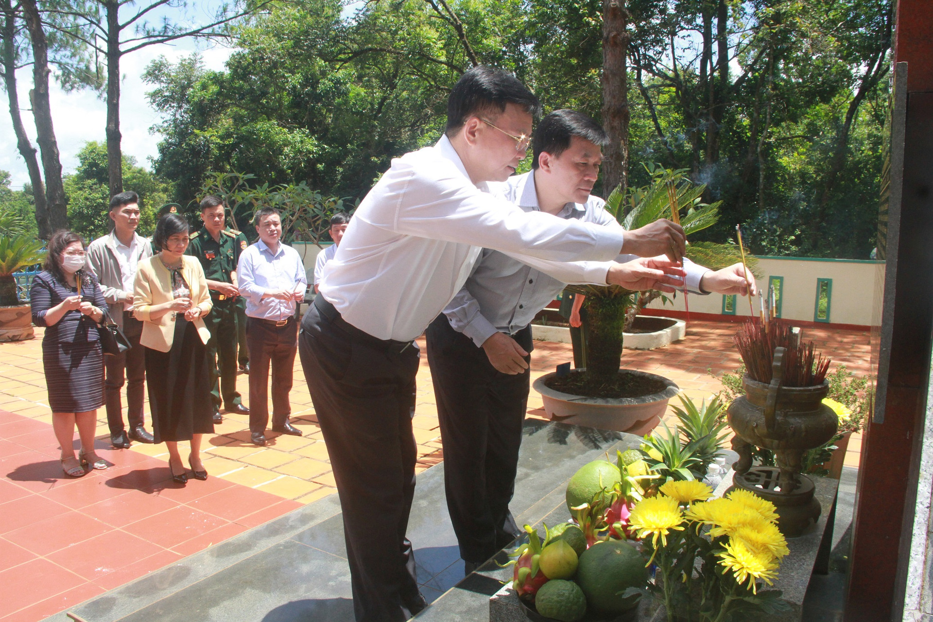 Thứ trưởng Nông Quốc Tuấn và Chủ tịch UBND tỉnh Đắk Nông Hồ Văn Mười dâng hương tưởng nhớ các anh hùng liệt sĩ.