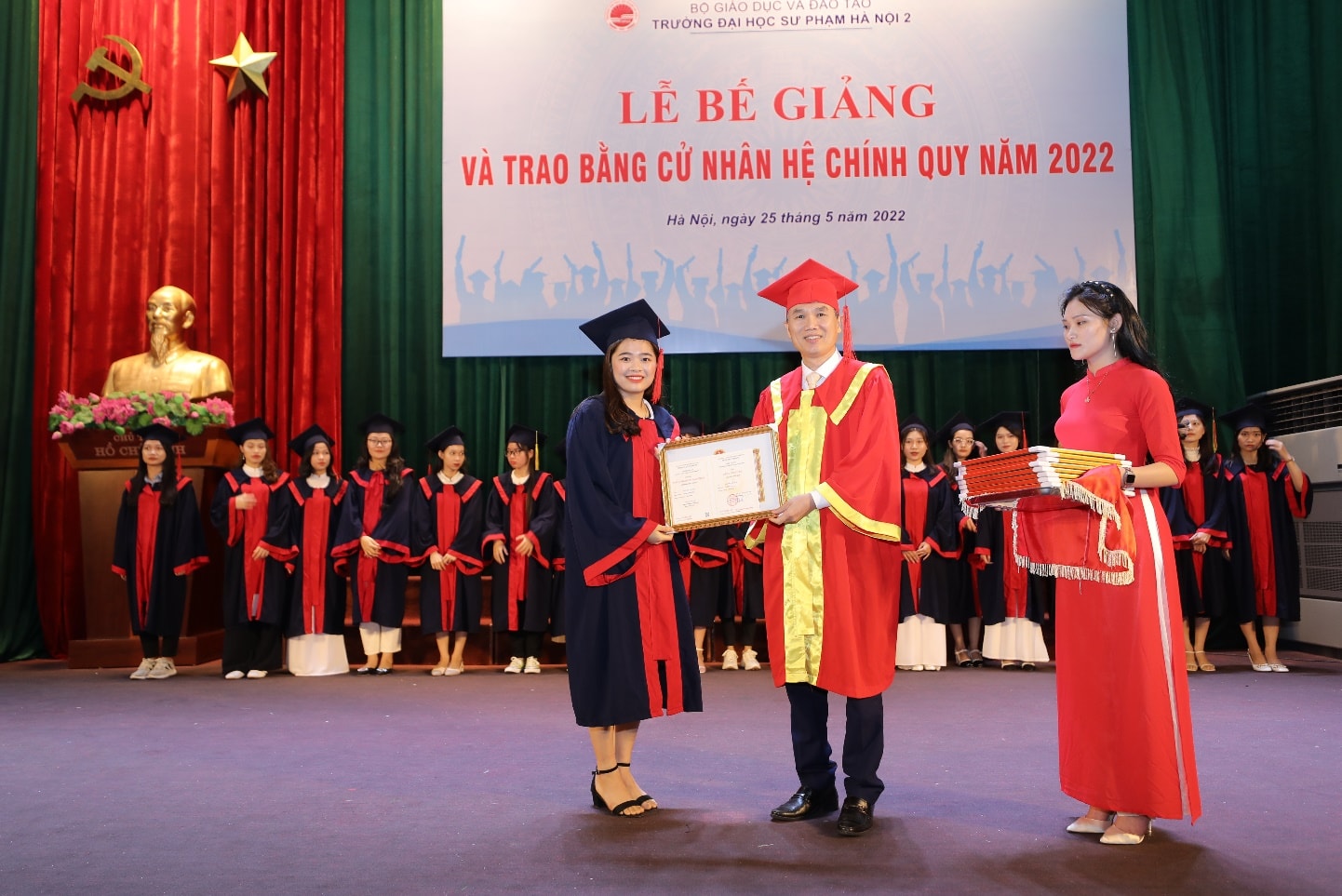 TS Bùi Kiên Cường - Phó Bí thư Đảng ủy, Phó Hiệu trưởng Trường ĐHSP Hà Nội 2 trao bằng và giấy khen cho các tân cử nhân đạt thành tích cao trong khoá học.